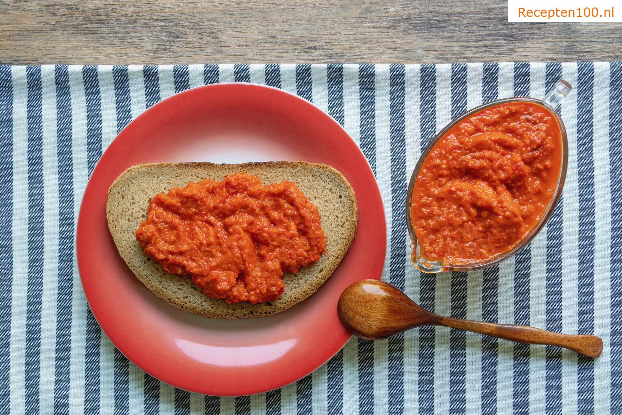 Balkan dipsaus met gedroogde tomaten