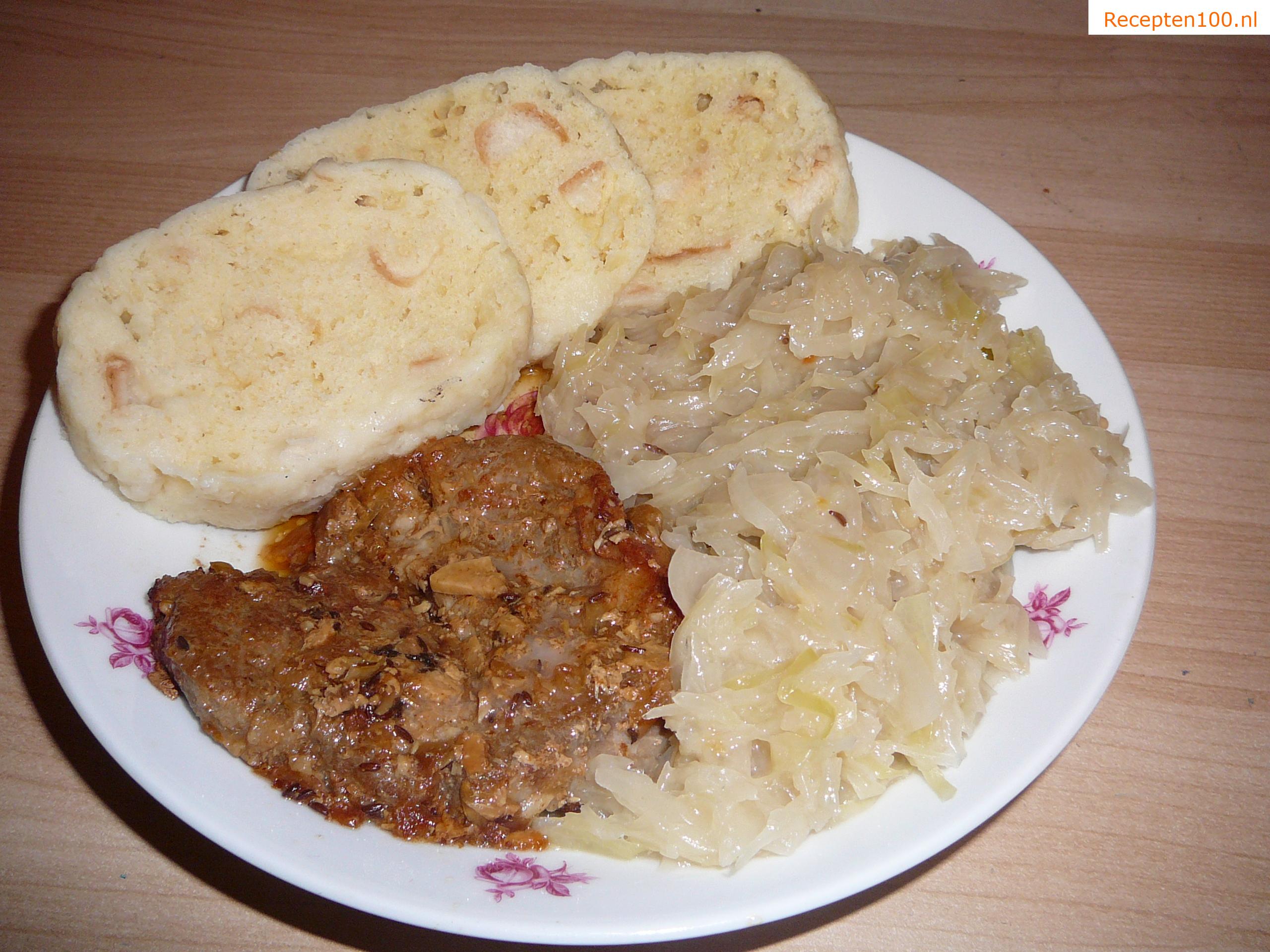 Eenvoudige varkensvlees-met-knödel-en-zuurkool