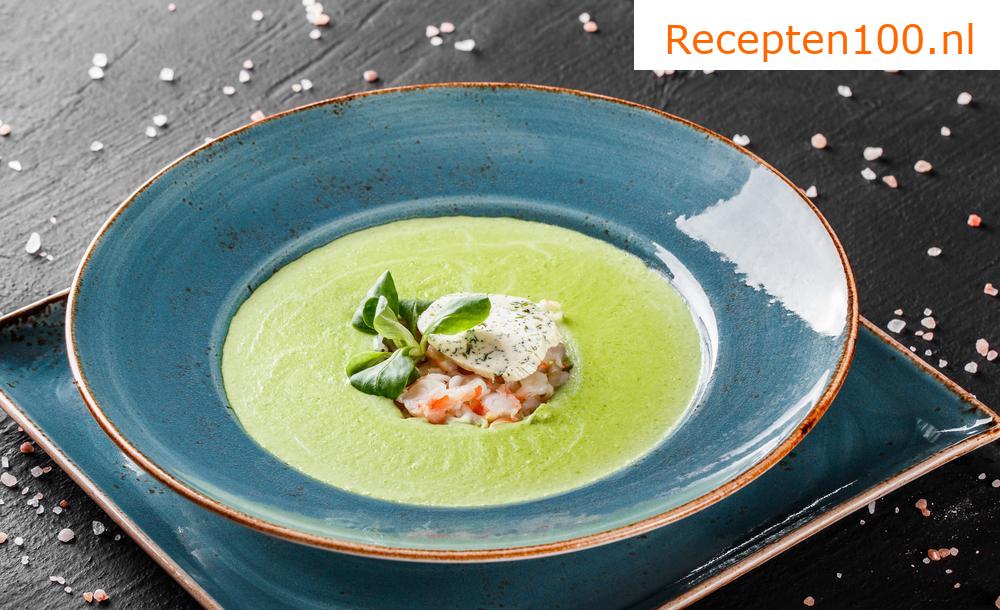 Erwtenroom met gekruide croutons en spek