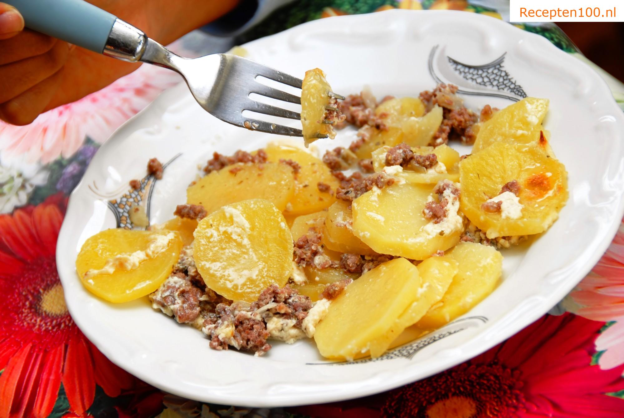 Gepofte aardappelen met gehakt