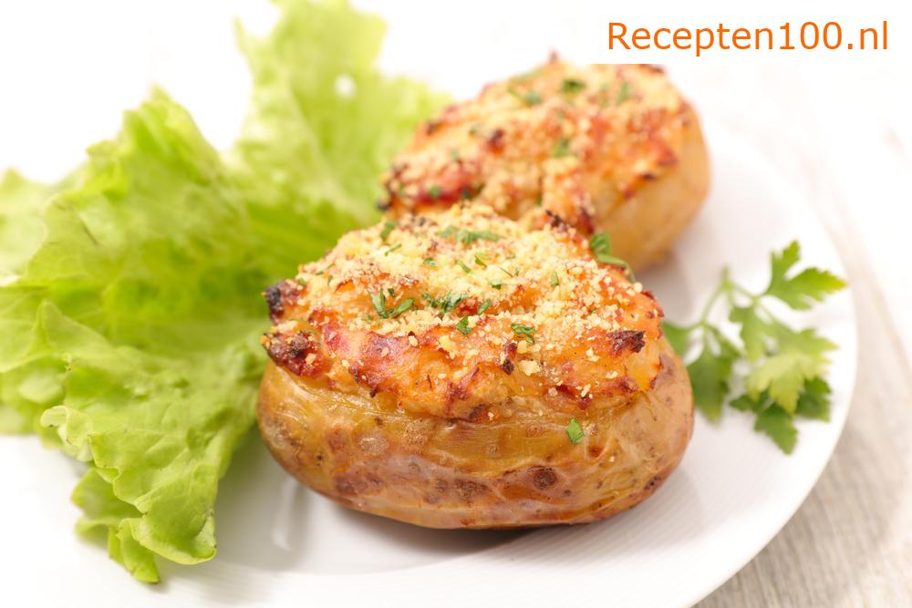 Gepofte aardappelen met kaas, prei, ham en schouderkarbonade