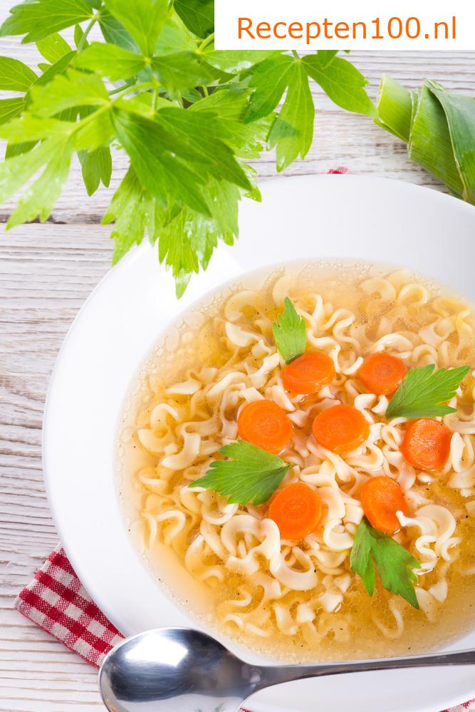 Groentebouillon met noedels of letters