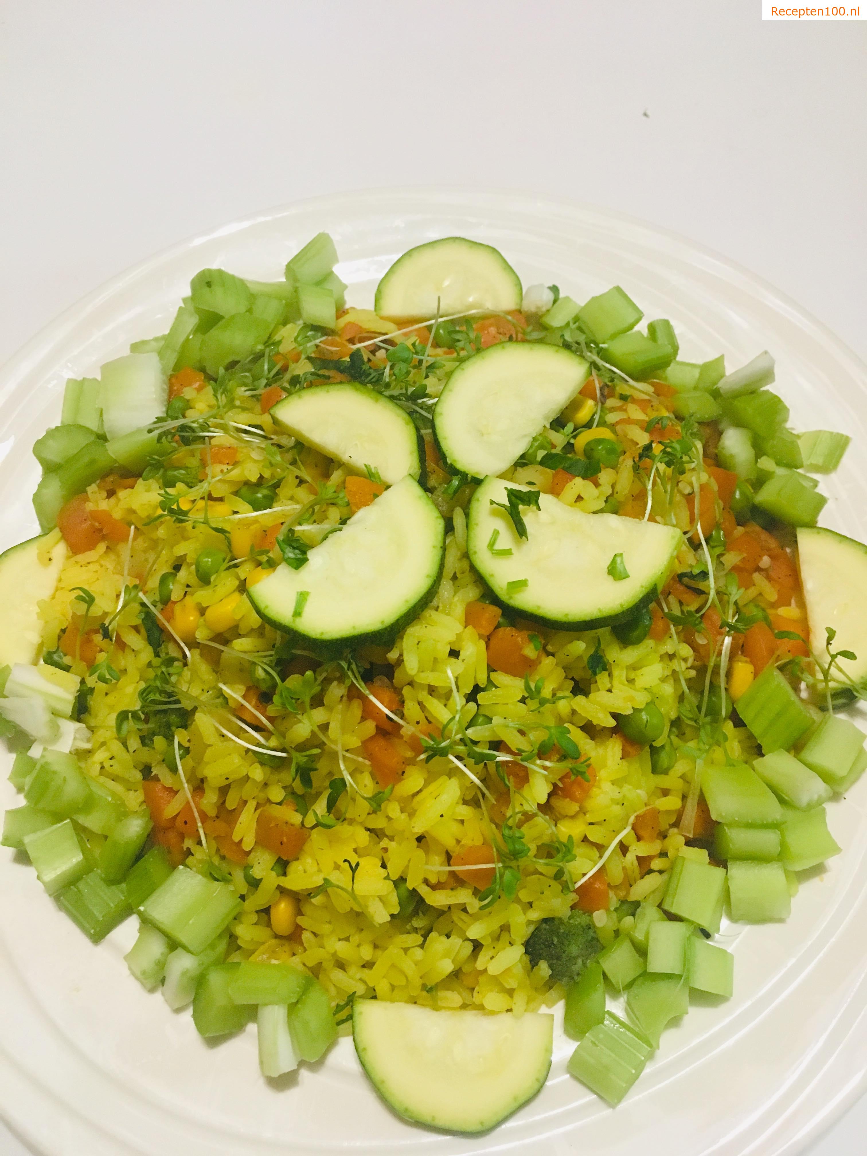 Kip met currysaus, rijst en groenten