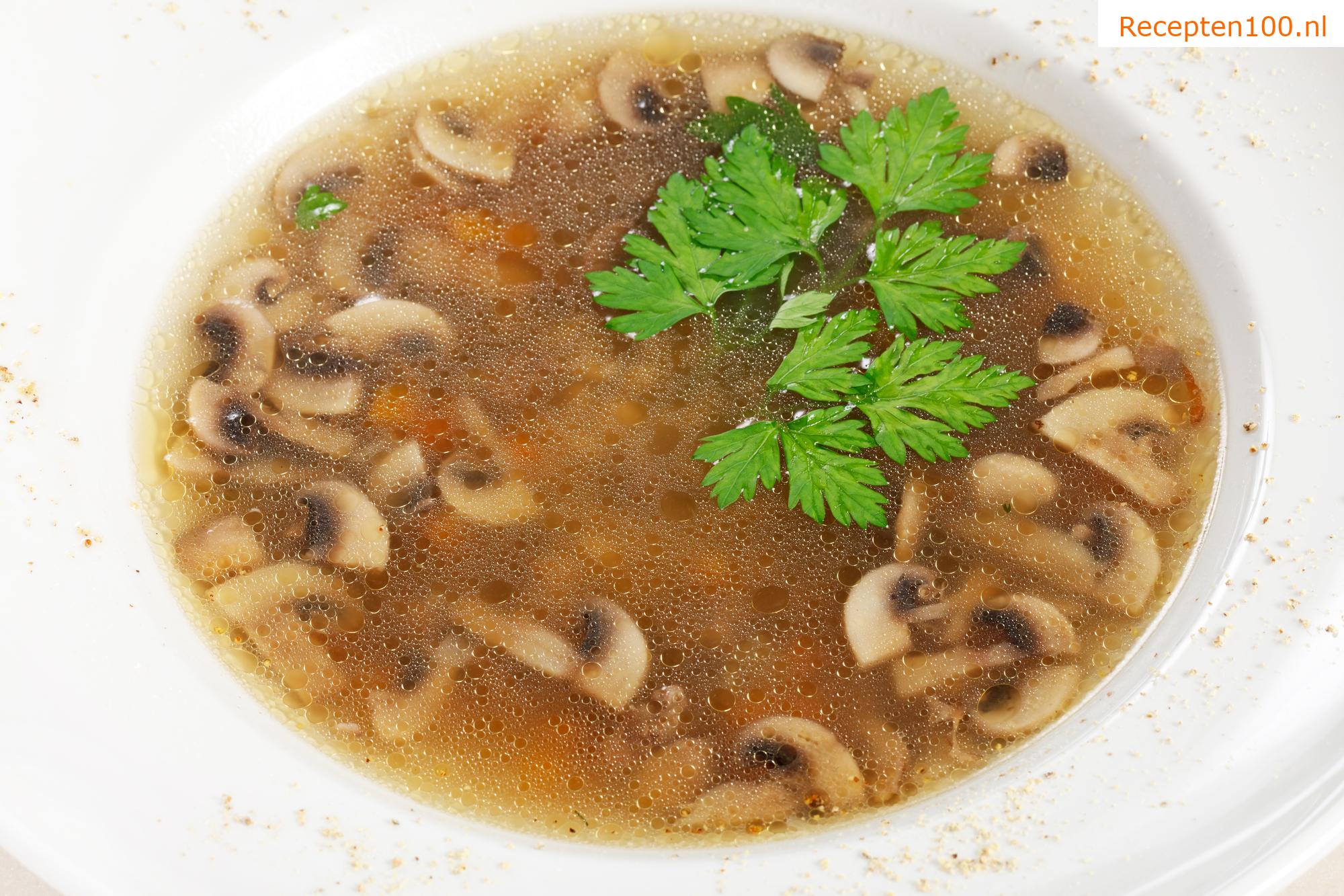 Kippenbouillon met groenten en ei-champignon dumplings
