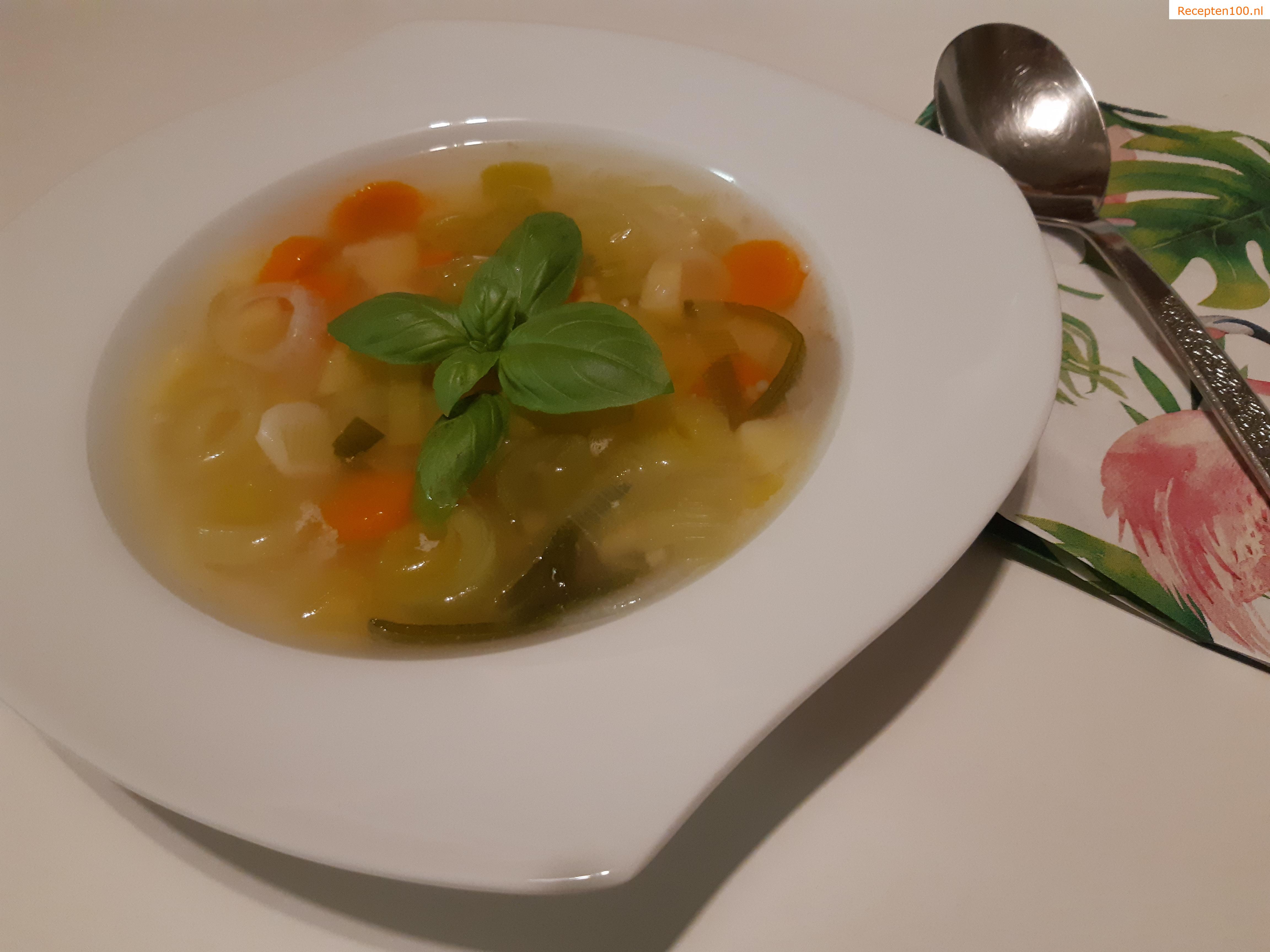 Kipvlees uit soep met verse groenten in de wok