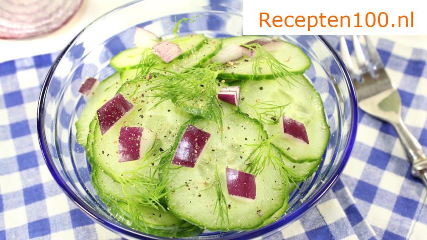 Komkommersalade met dille en ui