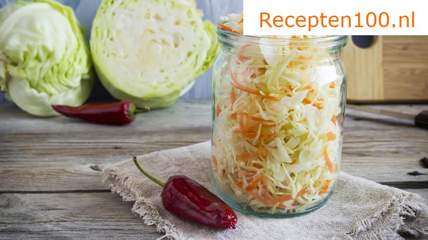 Koolsalade met ingelegde uien