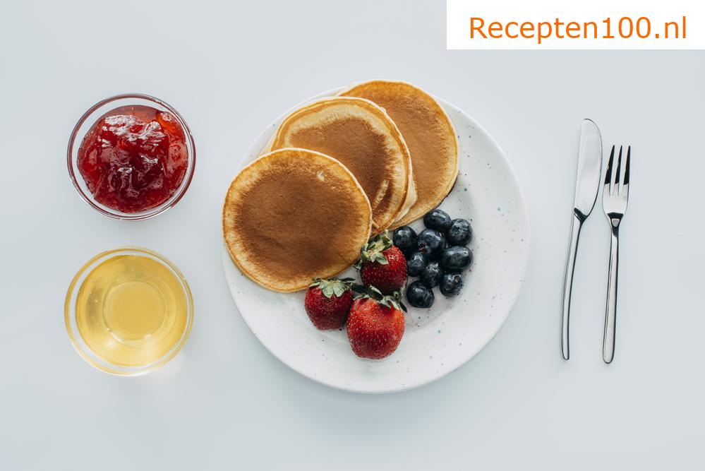 Pannenkoeken van maanzaad, havermout en zure room