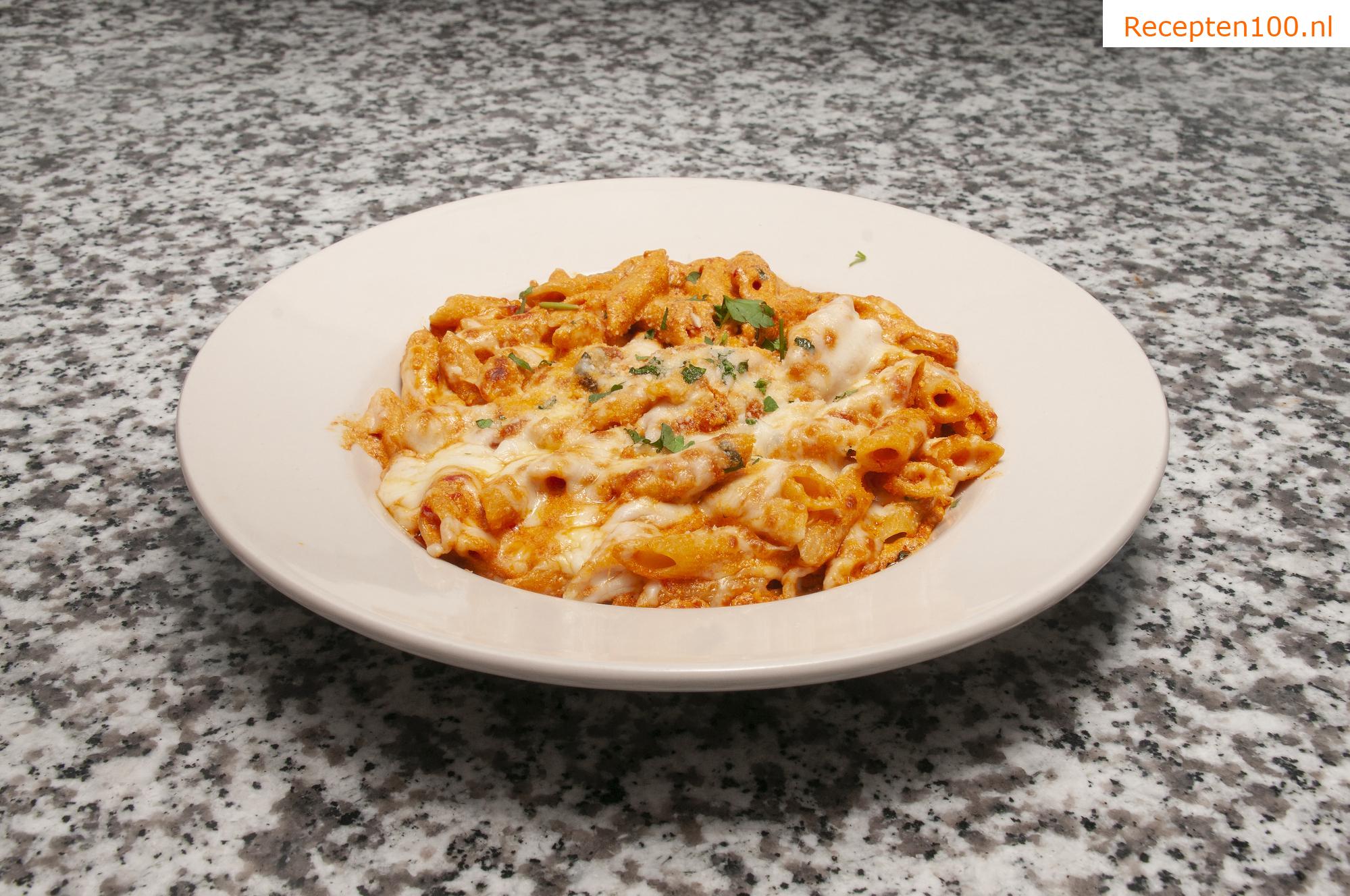 Pasta met tomatensaus, mozzarella en spek.