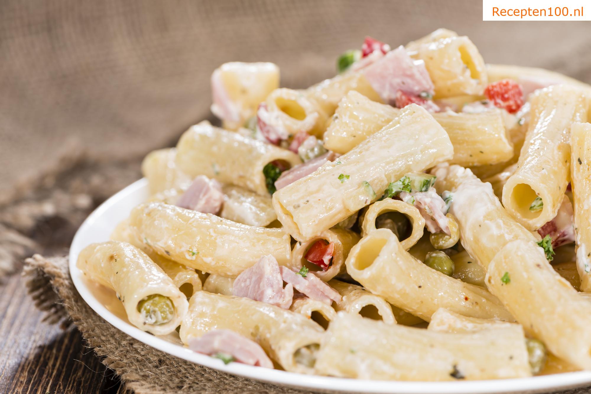 Pasta salade met groenten en dressing