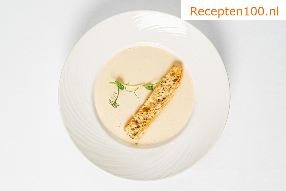 Pastinaakroom met knoflook en pastinaakchips