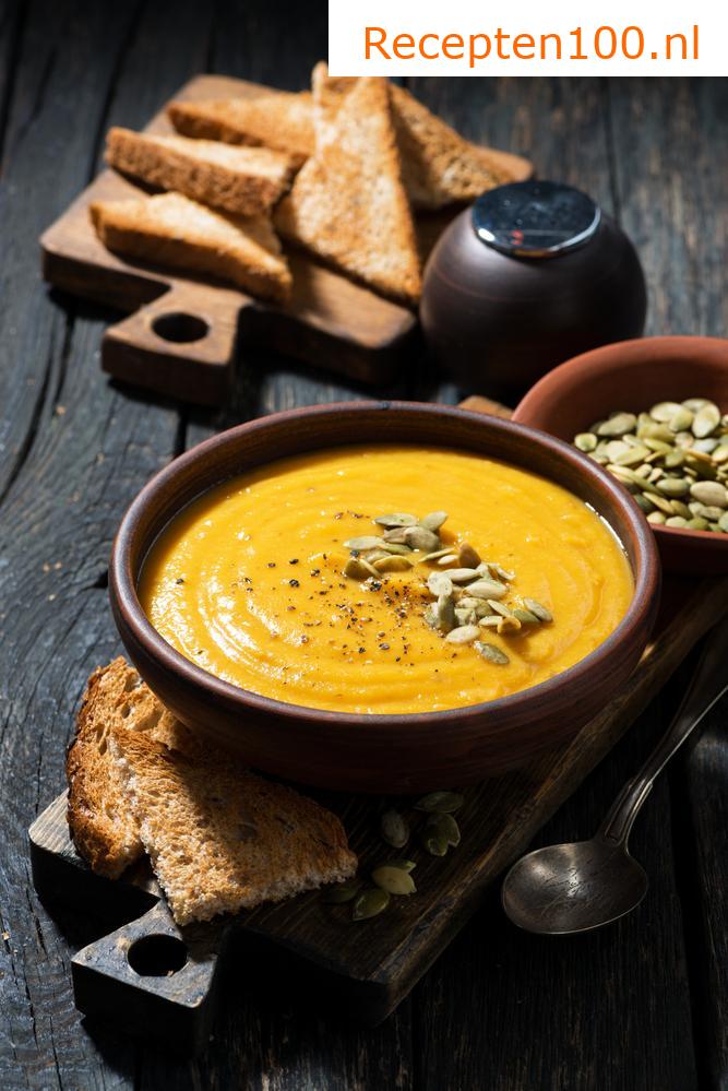 Pompoensoep met appels en kaas-tijm toasts