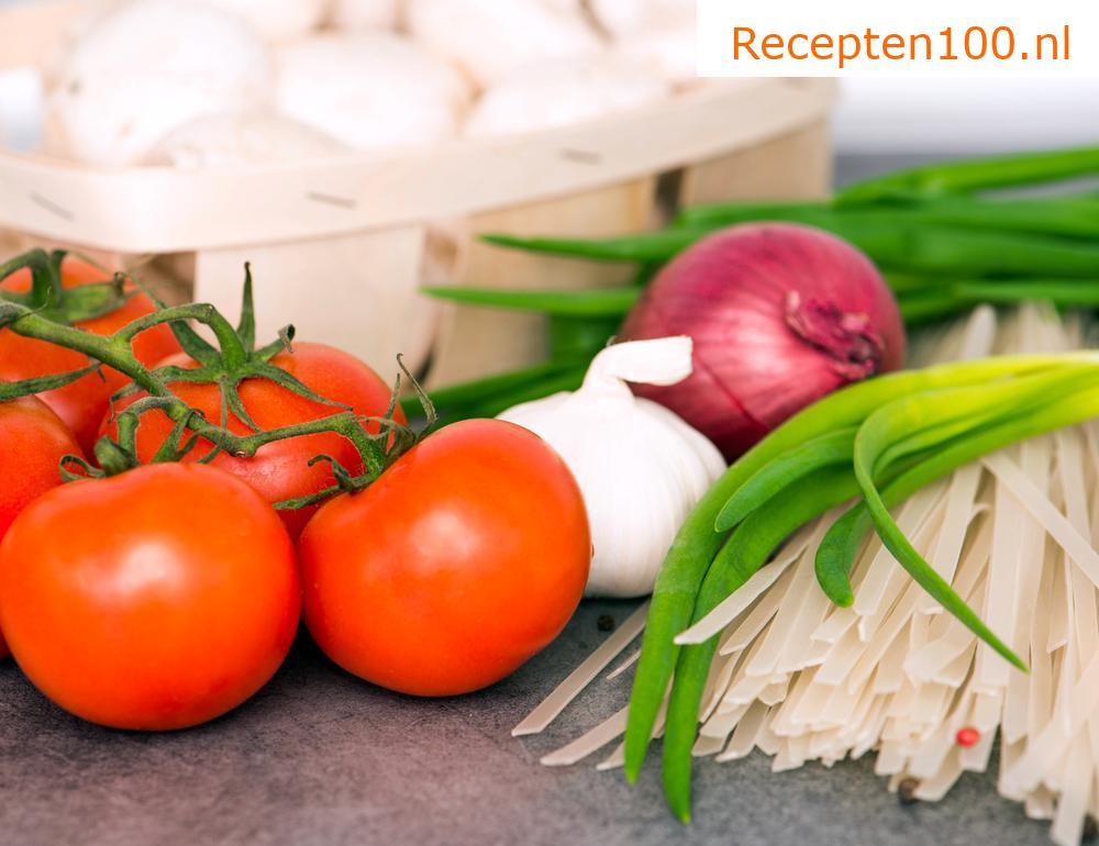 Rijstnoedels met tomaten-tonijnsaus