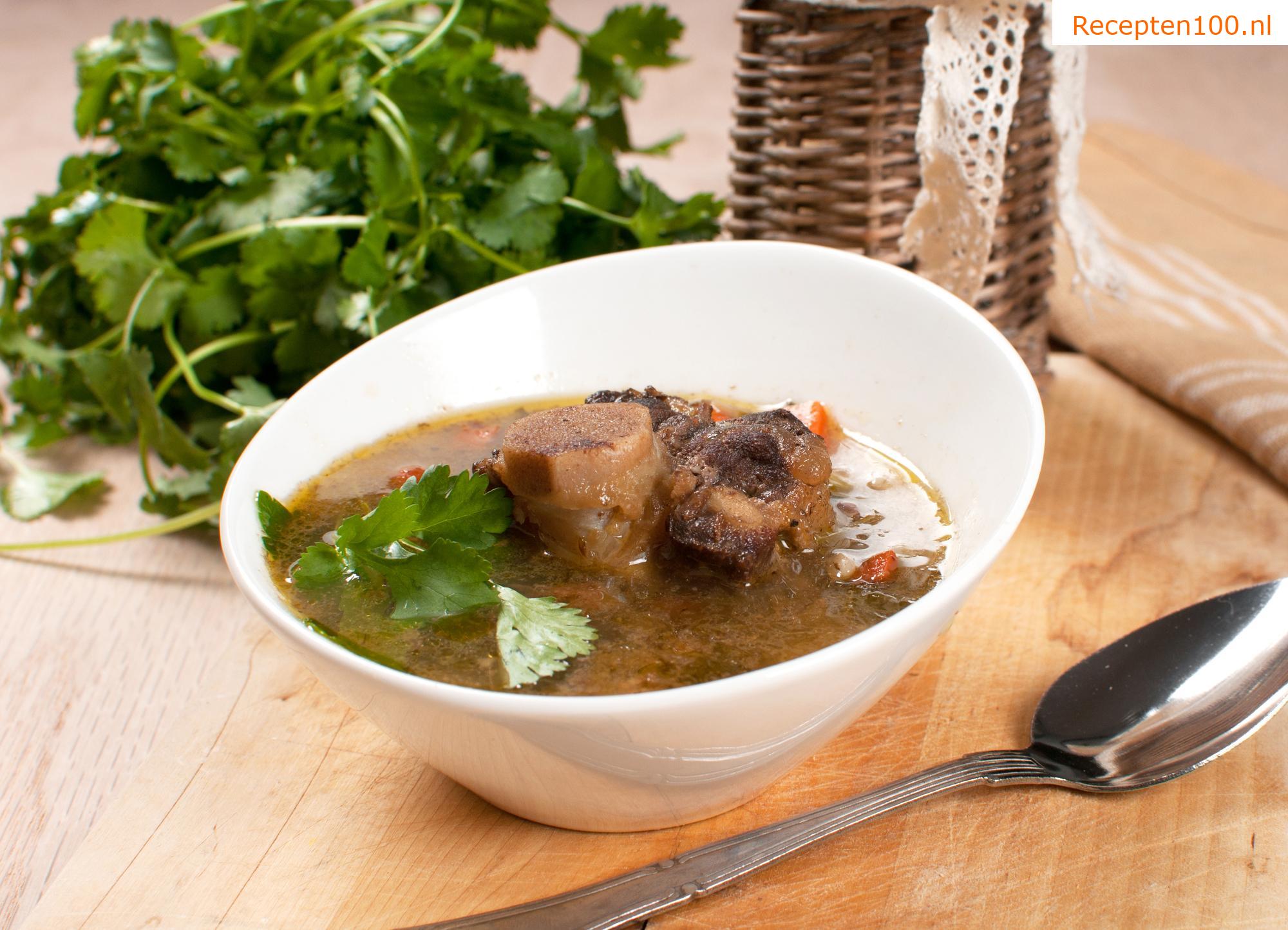 Soep van varkenskarkassen met druppels