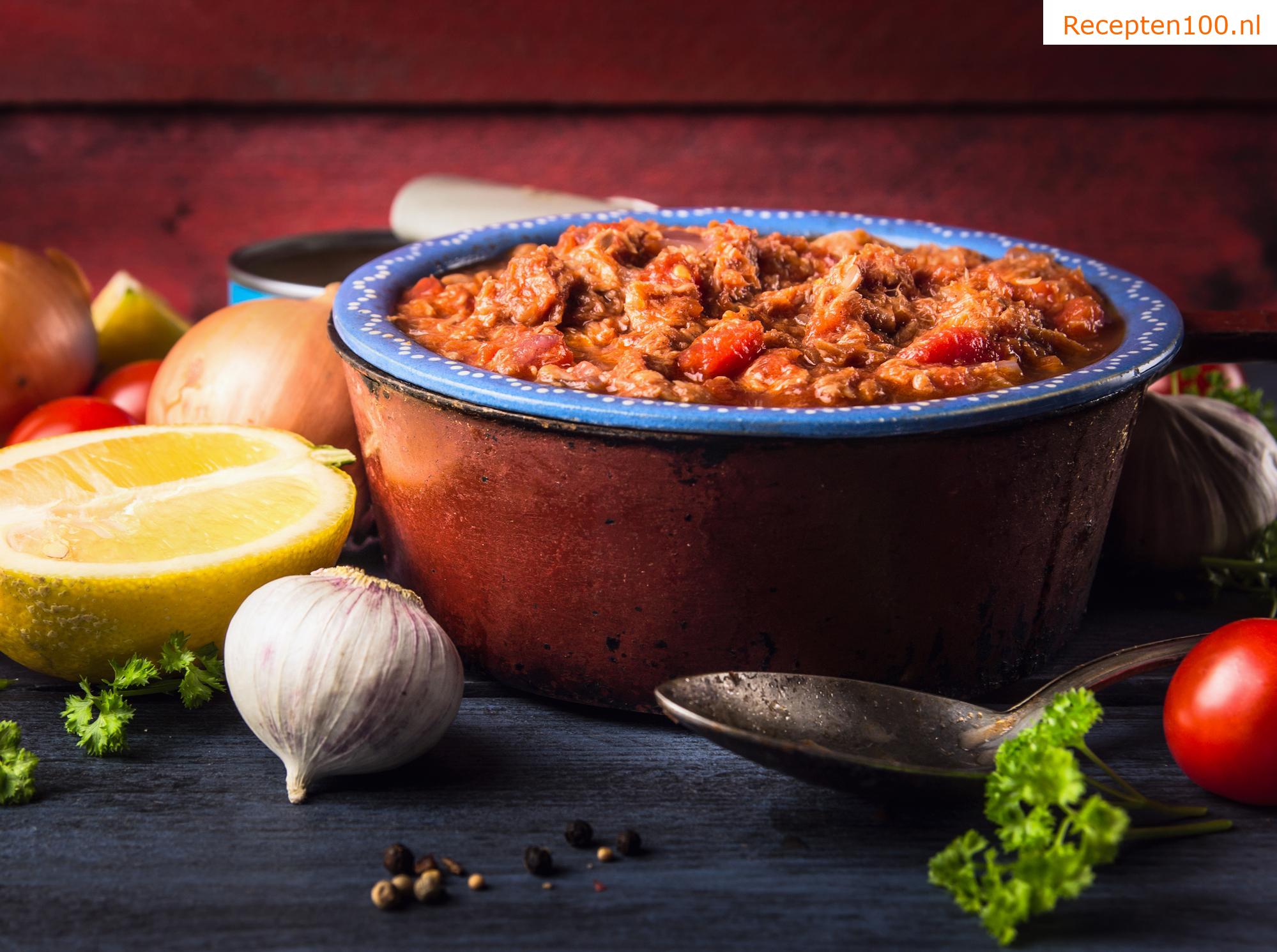 Tomatensaus met kruiden en tonijn