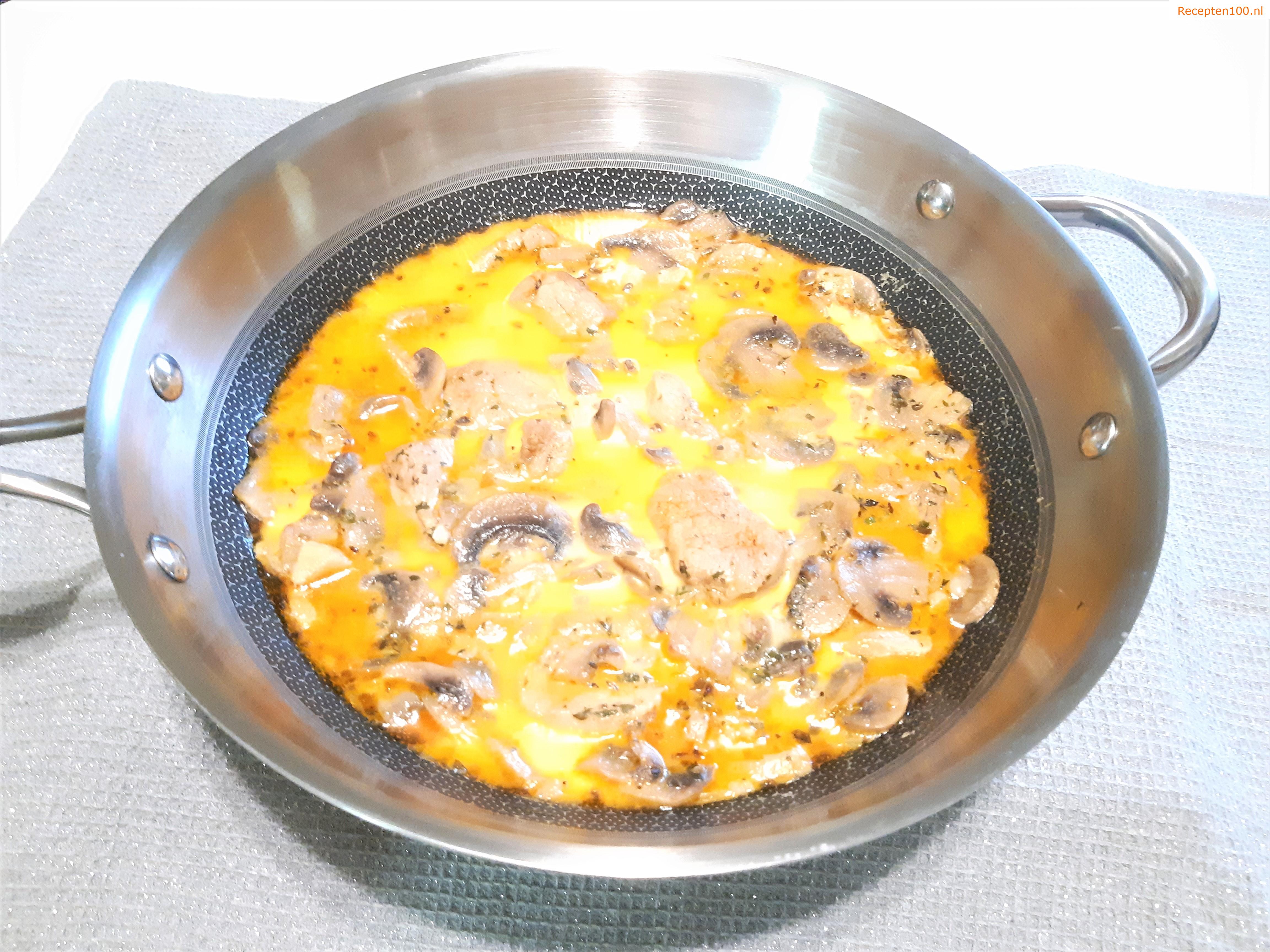 Varkenshaasje met wortelen en champignons