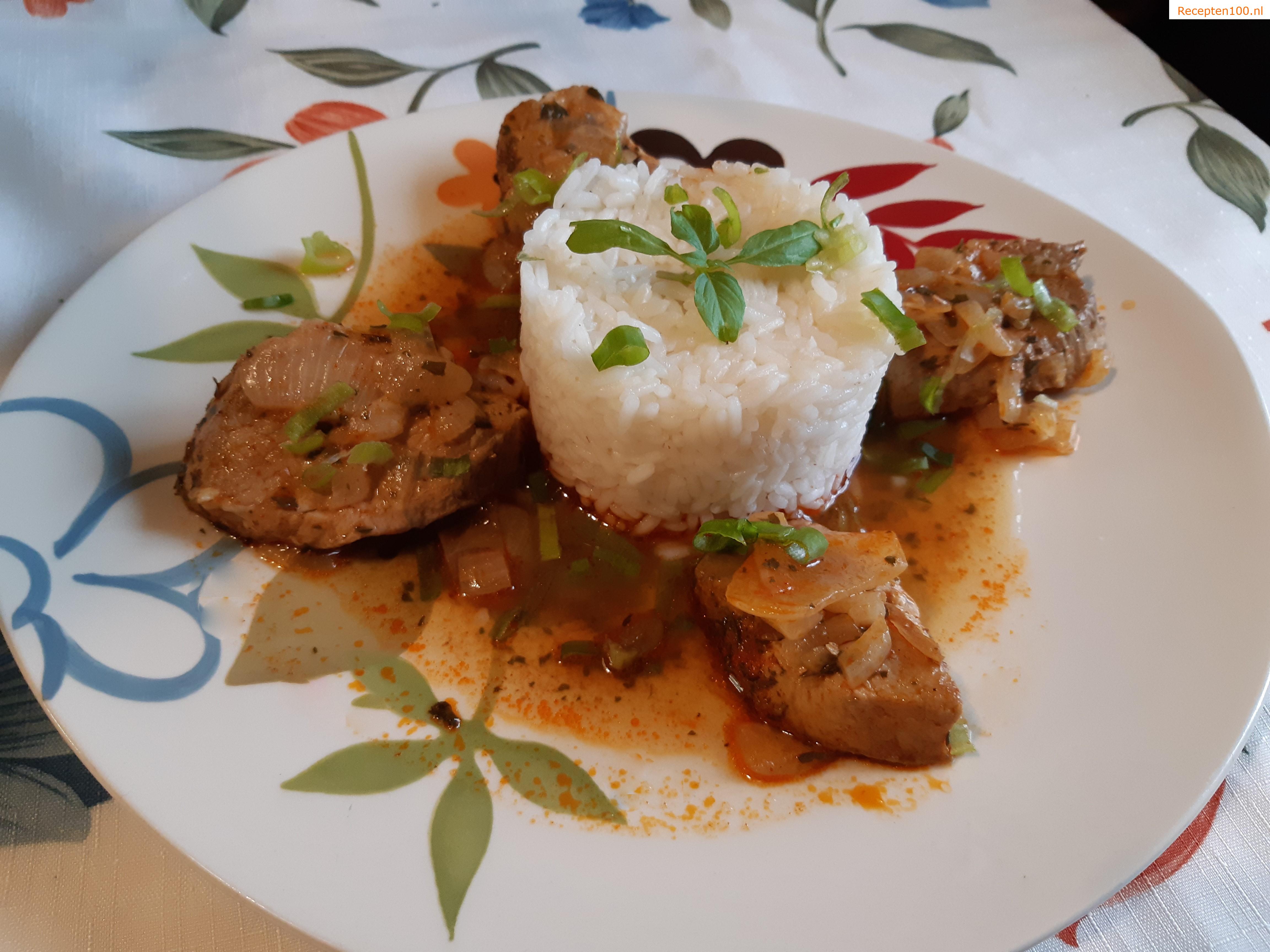 Varkensmedaillons met pittige saus en tomatenrijst