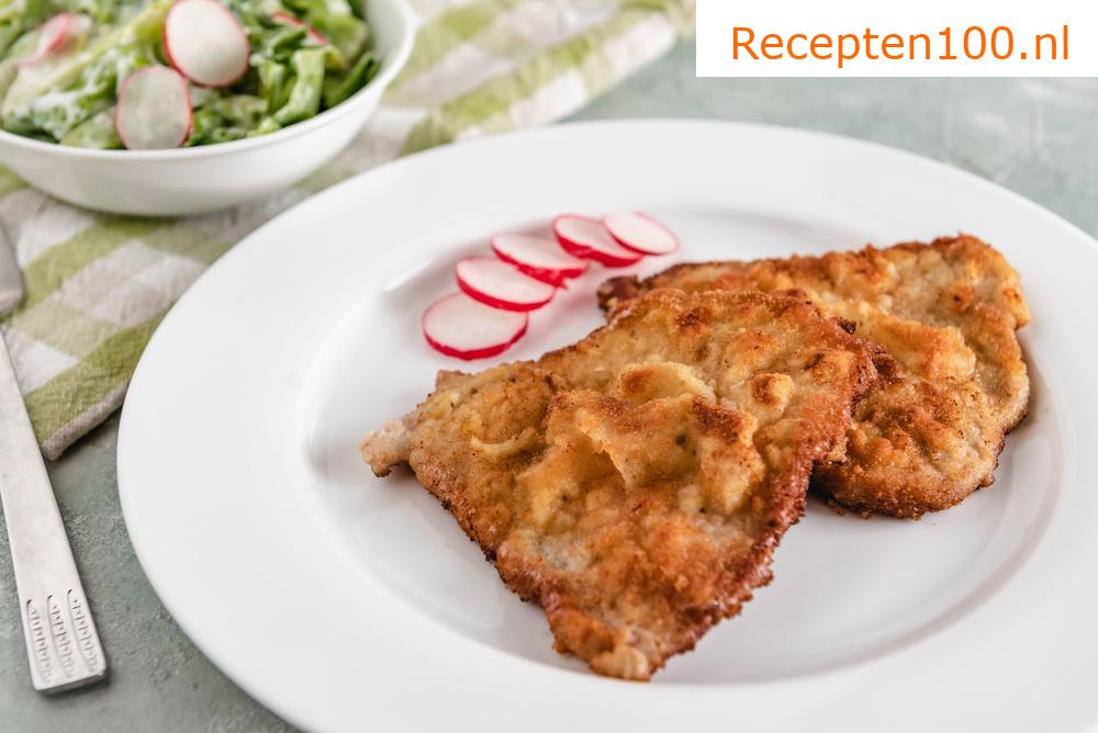 Varkensschnitzel van schouderkar gefrituurd in ghee