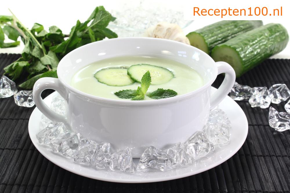 Zomer, verfrissende komkommer gazpacho
