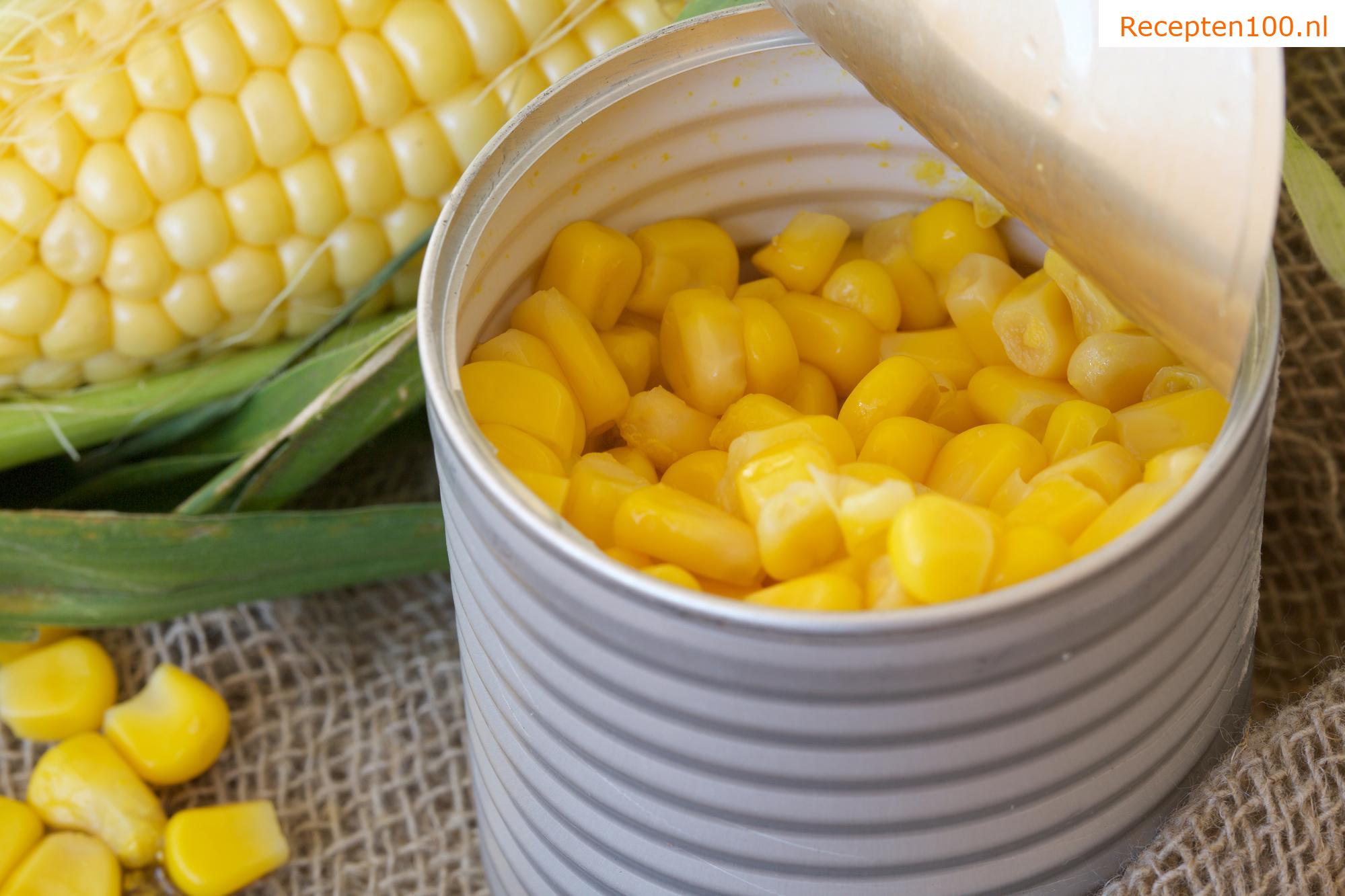 Zomerse aardappelsalade met ingemaakt gesteriliseerde groente en appels