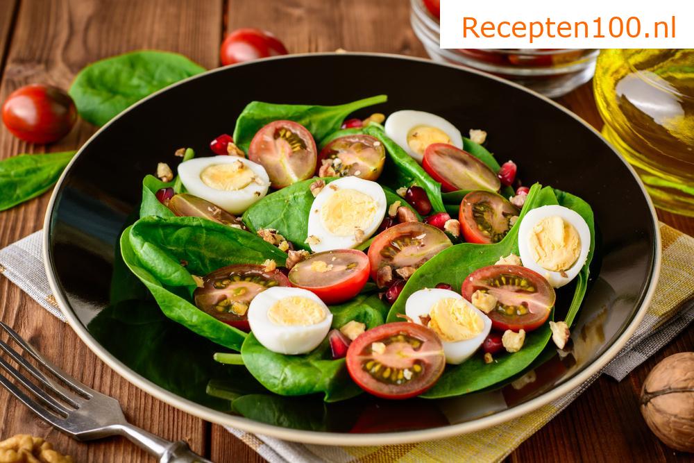 Zomerse salade met ei en krokante kalkoenfilet